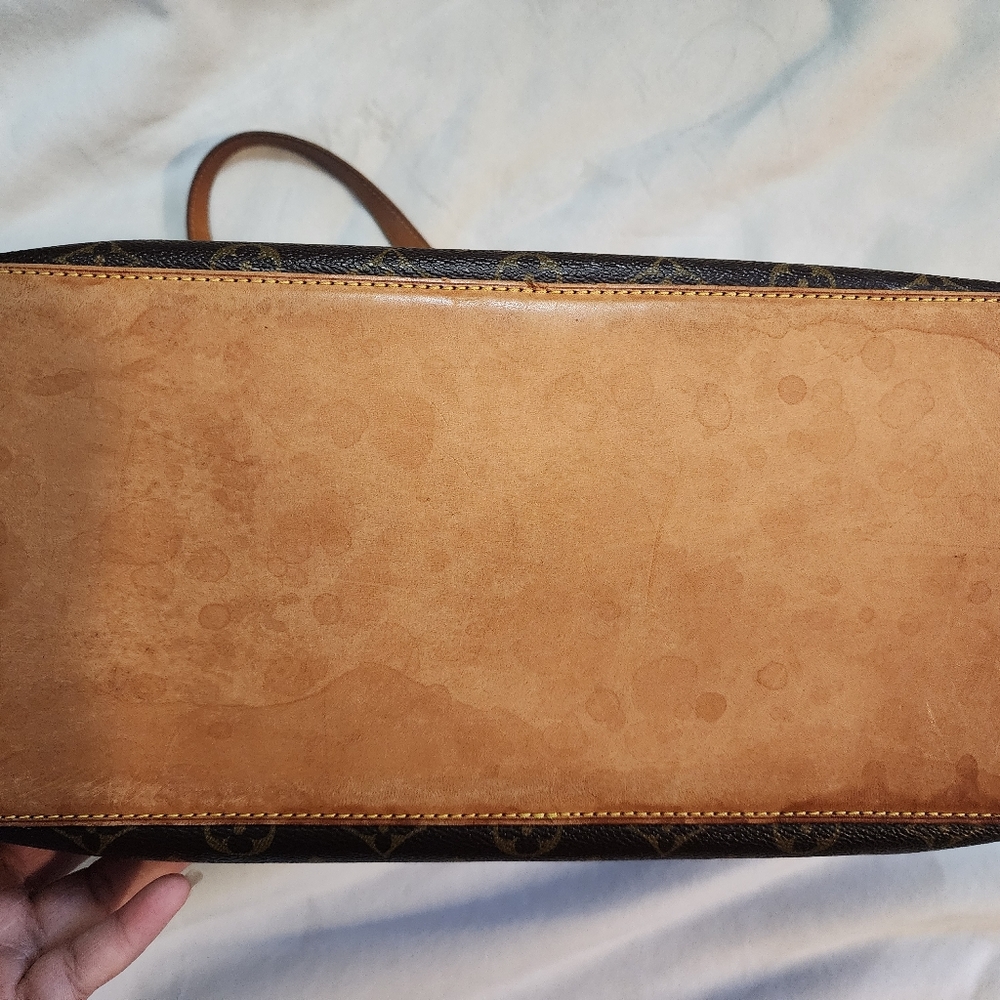 Louis Vuitton Tote - Picture 3 of 9
